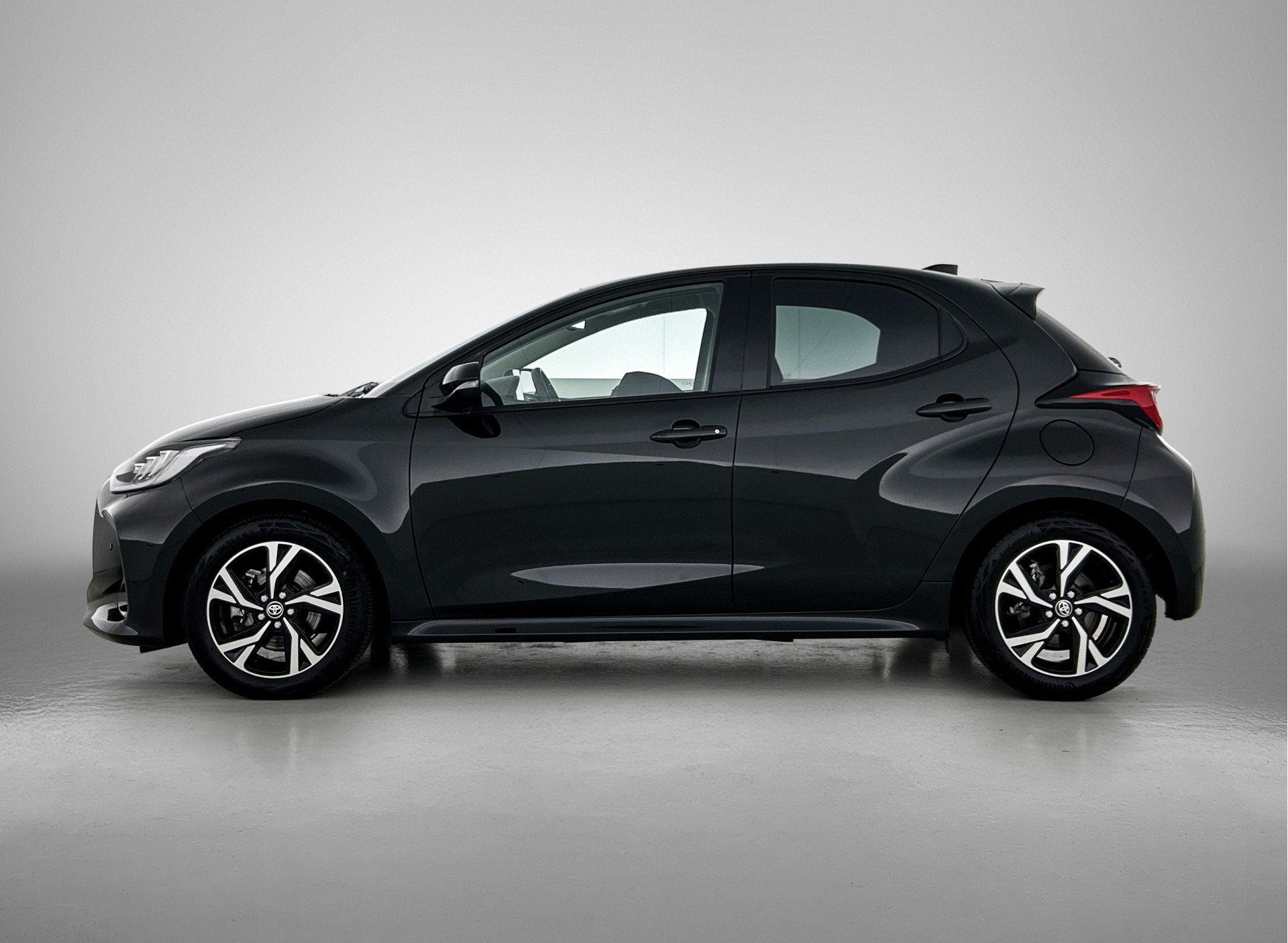 Toyota Yaris 1.5 Hybrid 115 Dynamic Comfort Pack | BTW voert, 12 maanden, Gebruikt, Zwart, Hybride Elektrisch/Benzine