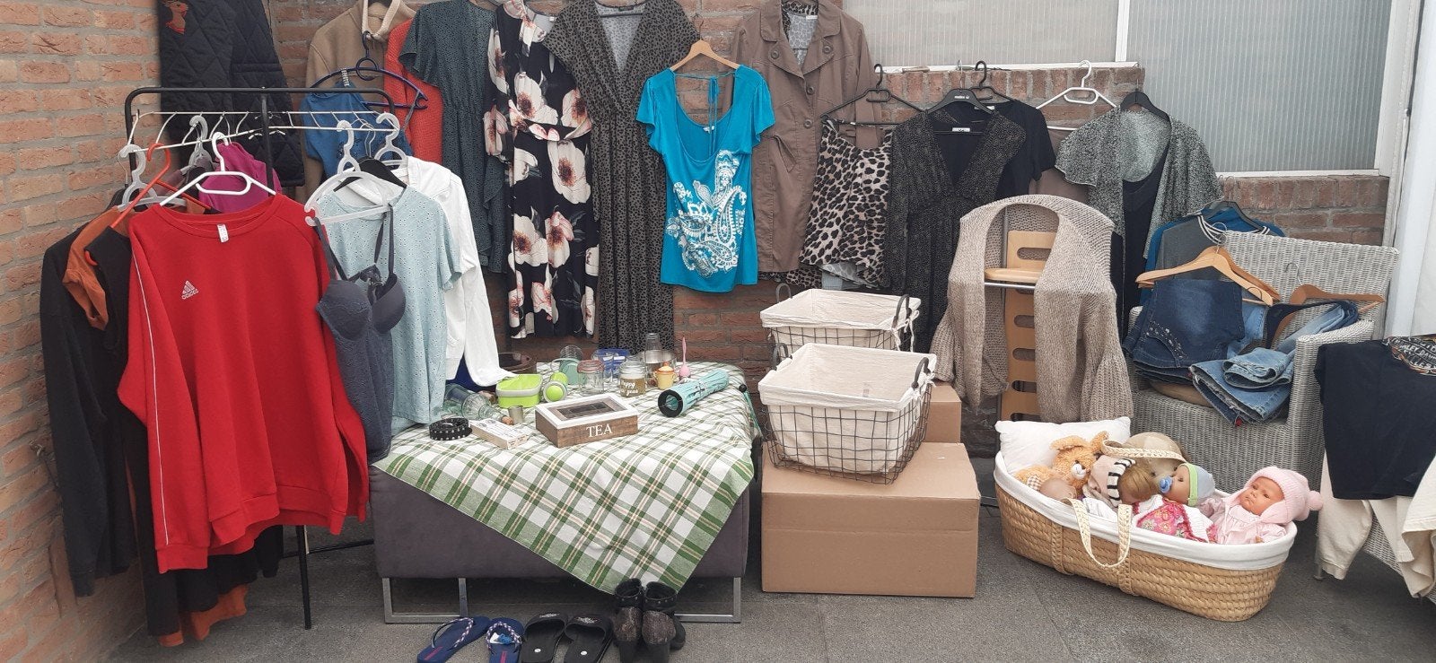Heelveel rommelmarktspullen, Ophalen