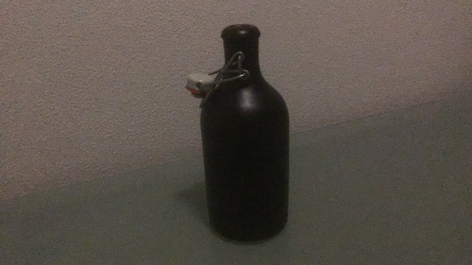 M.K.M. Zwarte beugelfles, 1/2 liter, Ophalen of Verzenden, Zo goed als nieuw, Glas, Overige stijlen