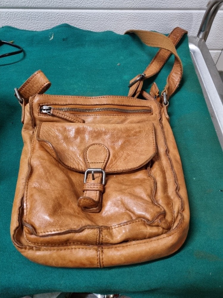 schoudertas dstrct leer cognac kleur veel vakken, Sieraden, Tassen en Uiterlijk, Ophalen of Verzenden, 'T Olde Gre-j, Info@toldegrej.nl