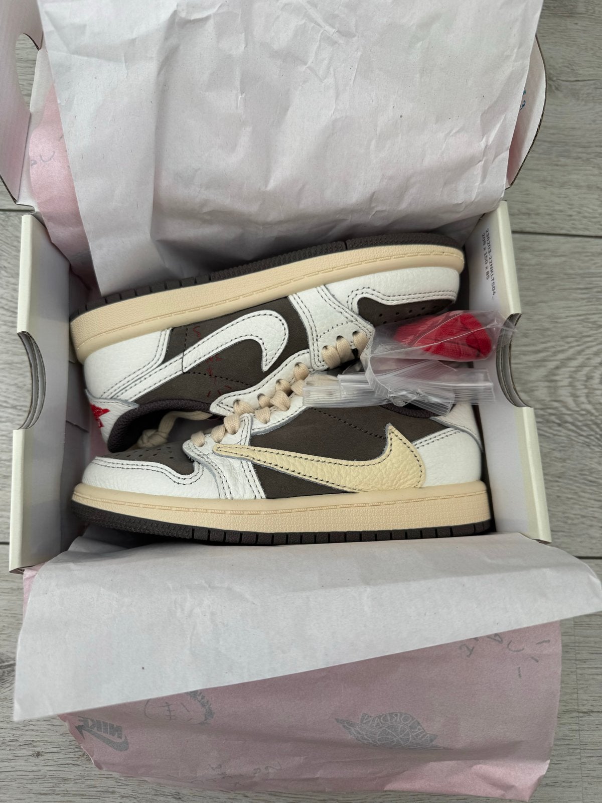 Air Jordan 1 Low x Travis Scott ‘Sail and Ridgerock’ Mt 11C, Kinderen en Baby's, Schoentjes, Jongetje of Meisje, Nieuw, Ophalen of Verzenden