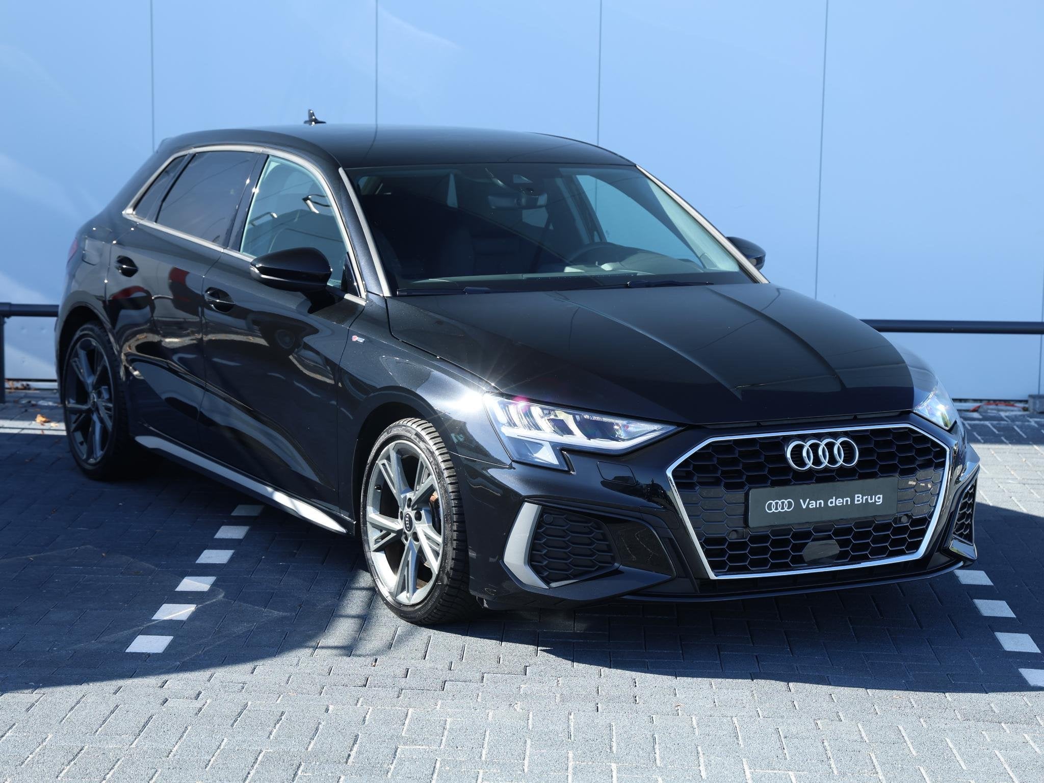 Audi A3 Sportback 30 TFSI S edition | Verwarmbare voorstoele, Auto's, Gebruikt, Leder en Stof, Zwart, Bedrijf