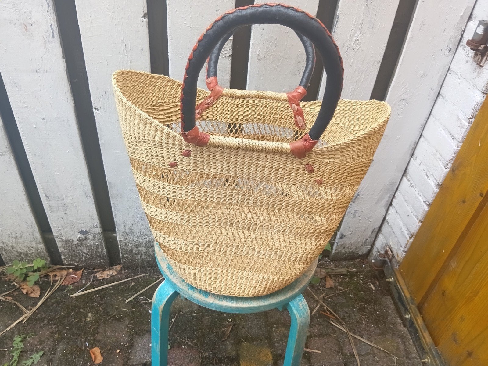 mooie u shopper Bolgatanga Ghana Lederen handvatten handgewe, Ophalen of Verzenden, Nieuw, Ovaal, Overige materialen