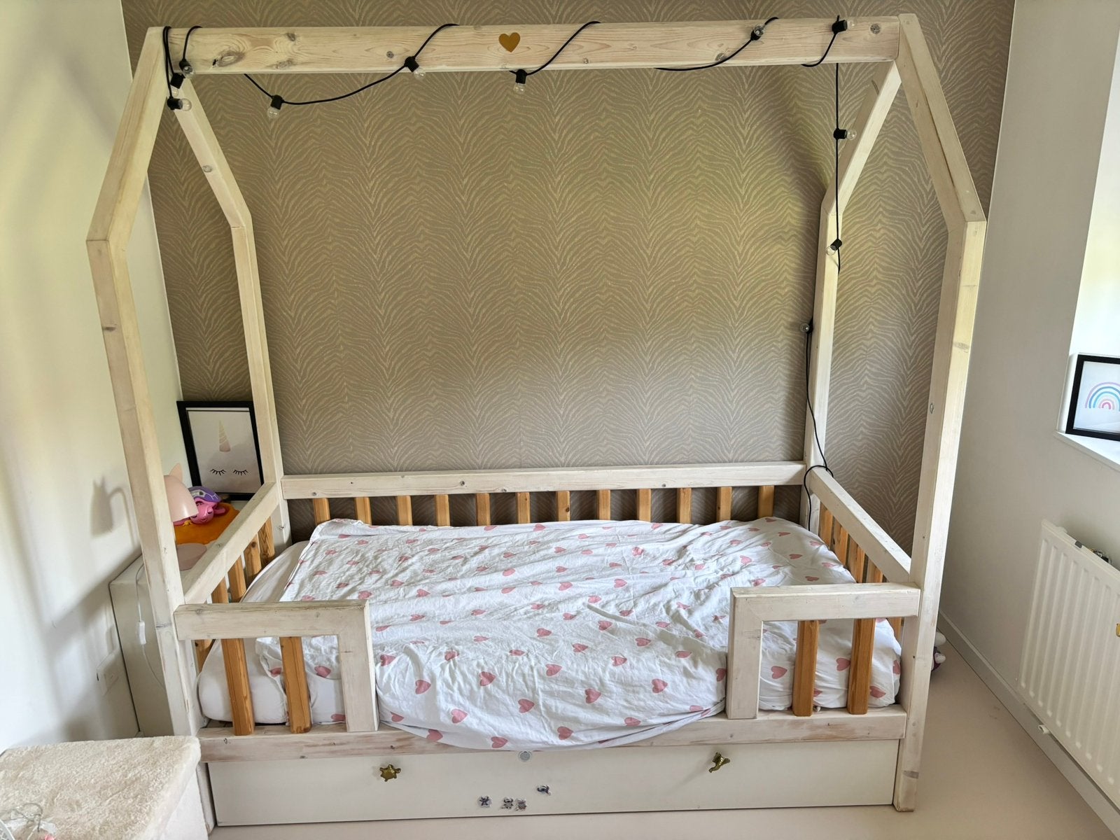 Peuterbed huisje handgemaakt, Kinderen en Baby's, Kinderkamer | Bedden, Ophalen, 70 tot 85 cm, 140 tot 160 cm, Zo goed als nieuw