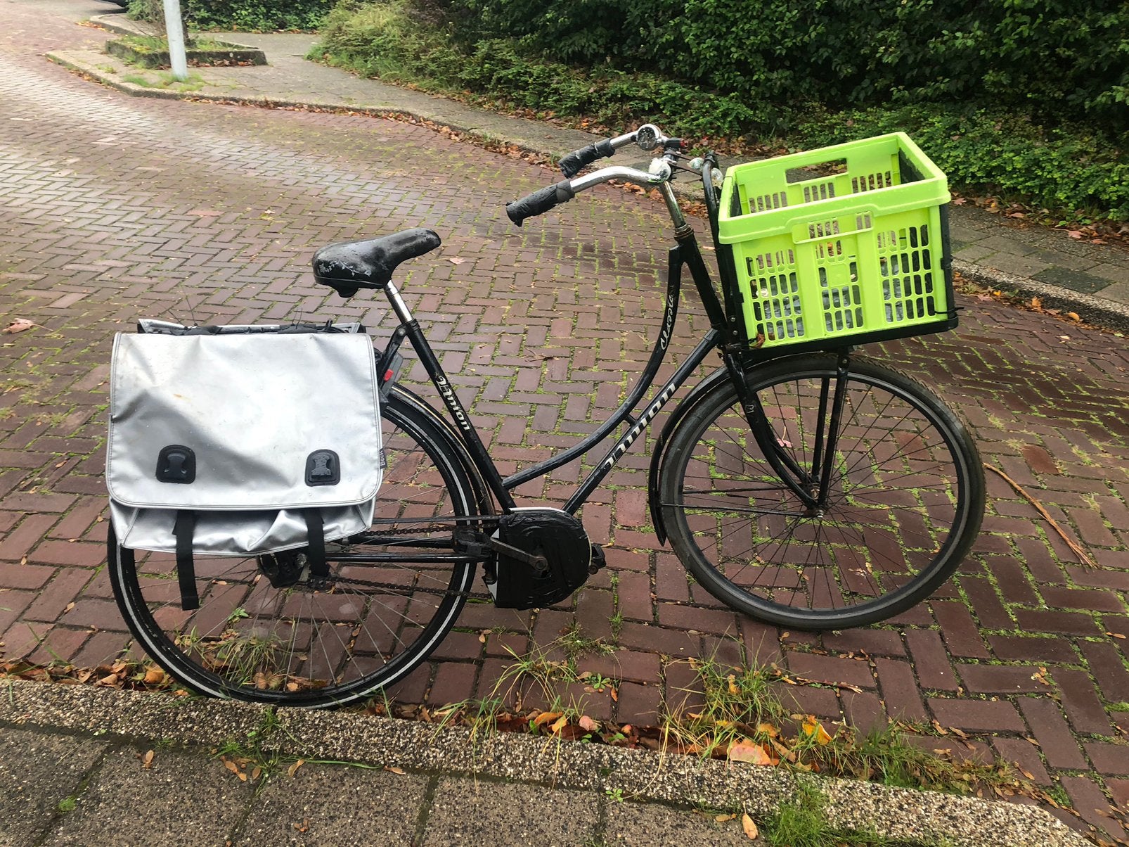 t.k zwarte omafiets met 28 ince wielen, 56 cm of meer, Ophalen of Verzenden, Gebruikt, Terugtraprem