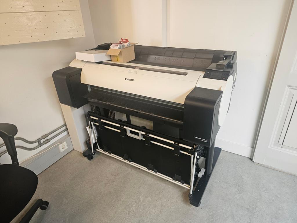 Canon imagePROGRAF iPF685 plotter met extra inkt en papier, Computers en Software, Printers, Gebruikt, Printer, Inkjetprinter