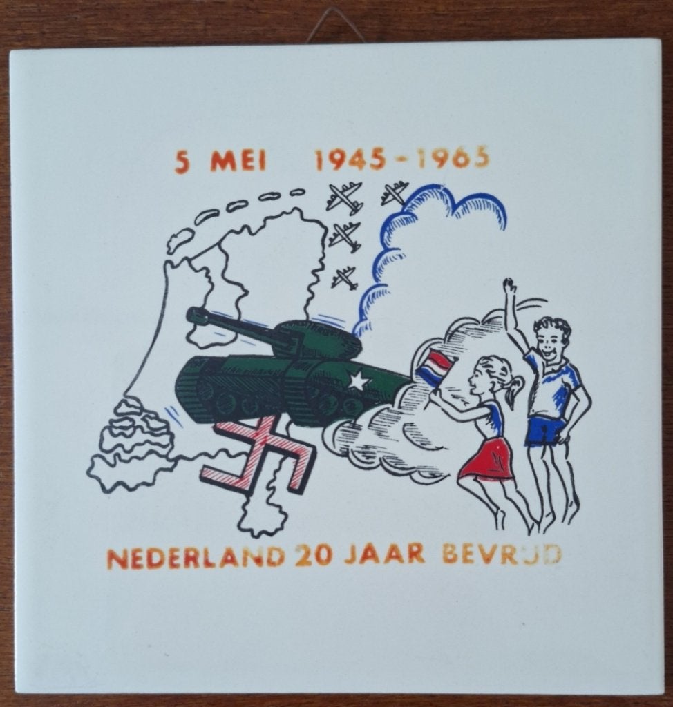 Herdenkingstegel - 20 Jaar bevrijding - 5 mei 1965, Antiek en Kunst, Antiek | Wandborden en Tegels, Ophalen of Verzenden