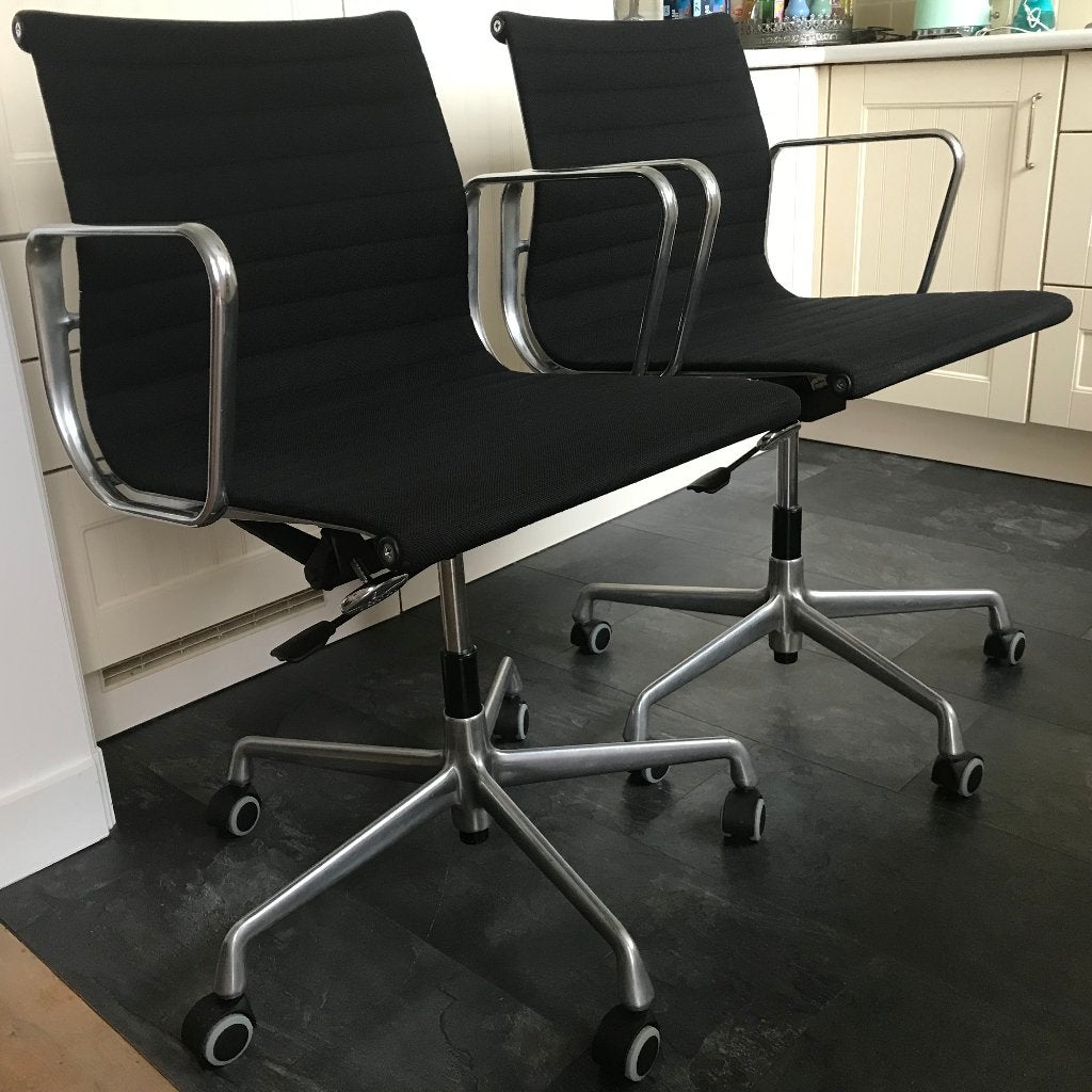 2 Vitra Eames bureaustoel stoel EA 117  gepolijst zwart, Ophalen, Zwart, Nvt, Nvt