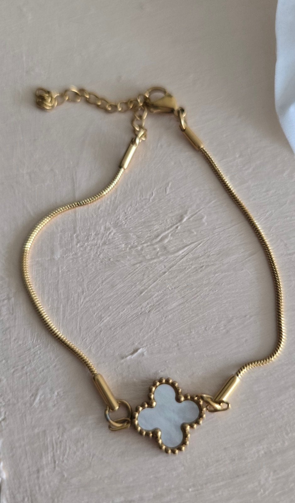 Goudkleurige klaverarmband van roestvrij staal, Sieraden, Tassen en Uiterlijk, Armbanden, Verzenden, Nieuw, Goud, Staal