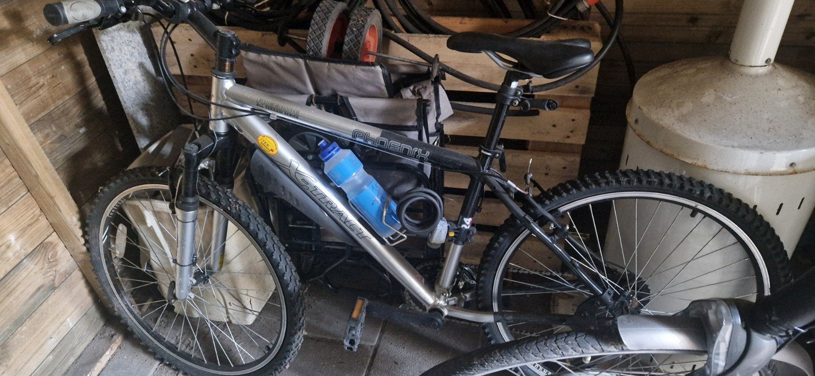 Mountainbike - Zilverkleurig met vering, Gebruikt, Velgrem, Meer dan 20 versnellingen, 53 tot 57 cm