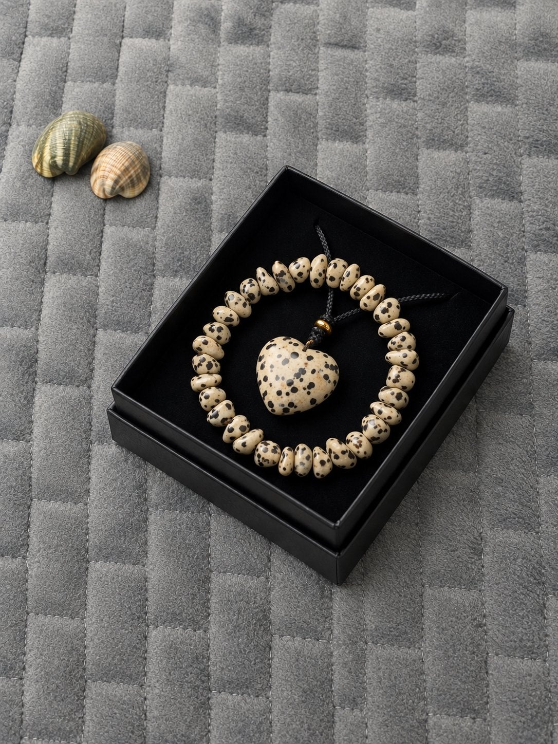NIEUW, Dalmatiër Jaspis sieradenset in geschen doosje, Sieraden, Tassen en Uiterlijk, Beige, Nieuw, Ophalen of Verzenden, Steen of Mineraal