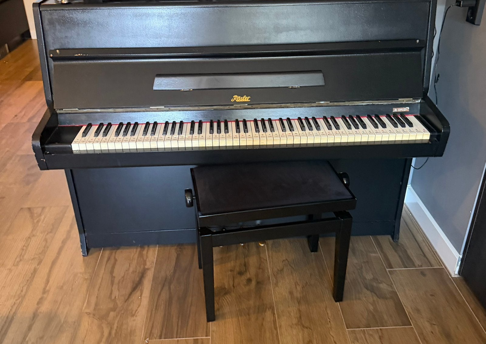 Gratis Rösler piano + pianobank – voor een nieuwe liefhebber, Ophalen, Gebruikt, Zwart, Piano