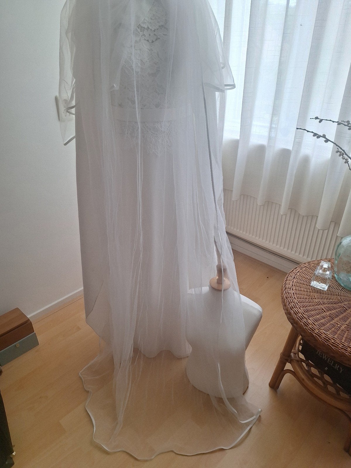 Ivoorwitte tule sluier met satijnen bies - 2 meter, Ophalen of Verzenden, Nieuw, Wit, Accessoires