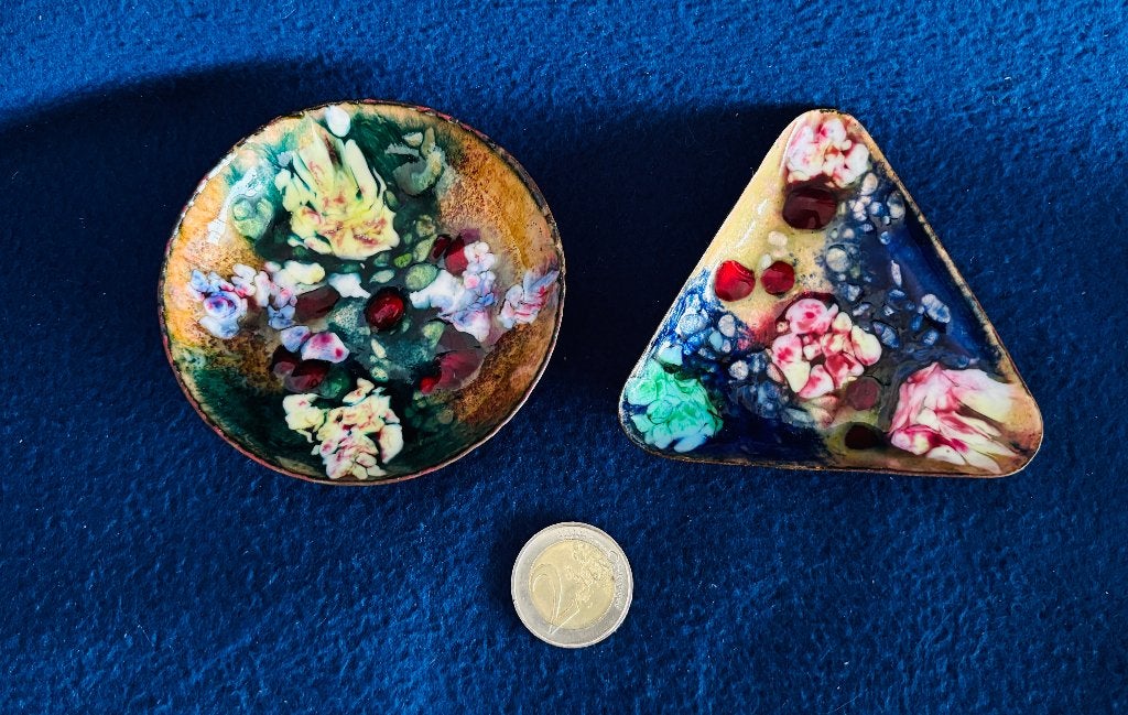 Set van 2 Spaanse emaille op koper schaaltjes Mid-Century, Antiek en Kunst, Ophalen, Meerkleurig, Handgemaakt, Schaal