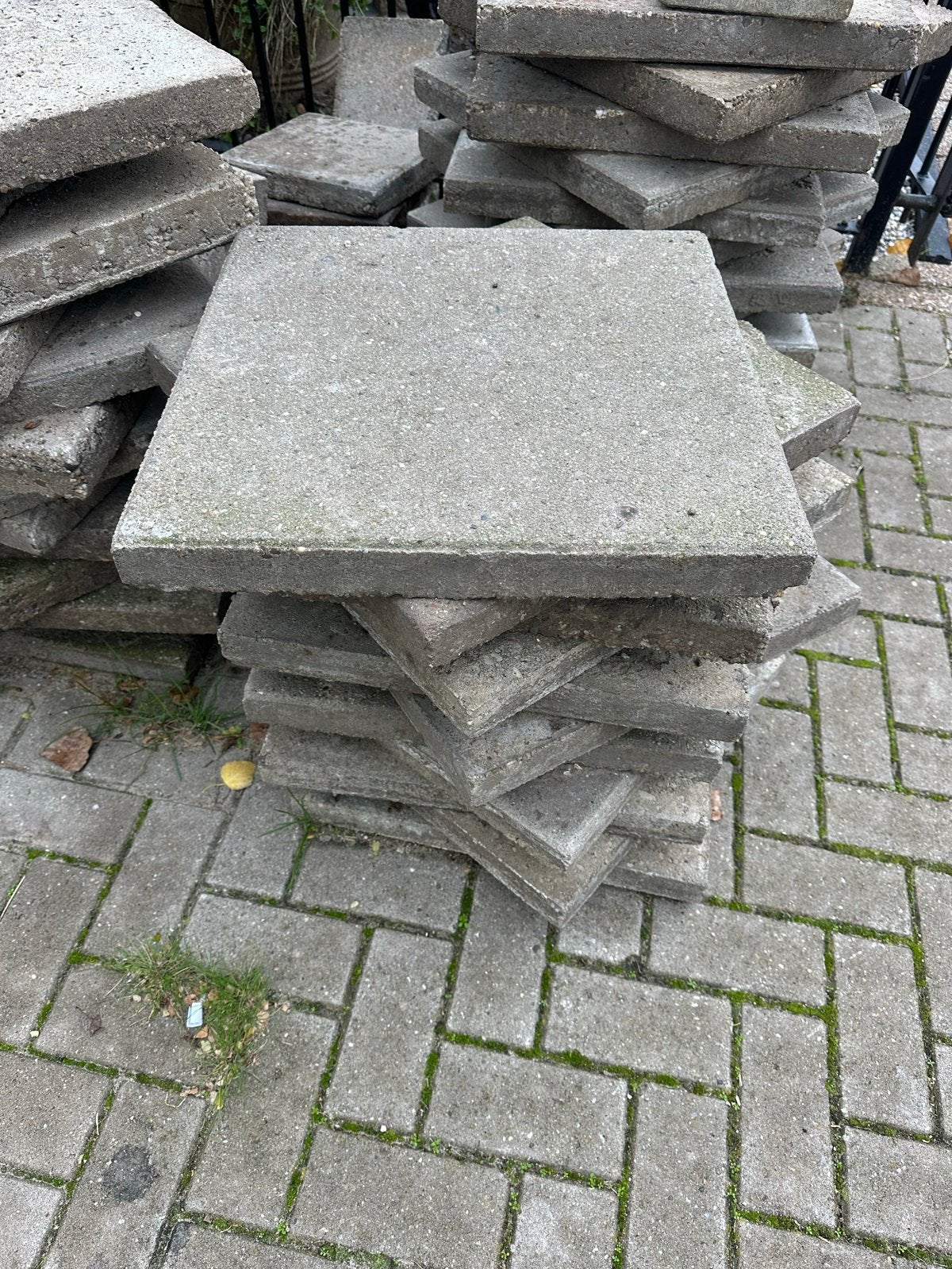 Betontegels en grindtegels gratis af te halen, Gebruikt, 40 tot 60 cm, Ophalen of Verzenden, 10 m² of meer