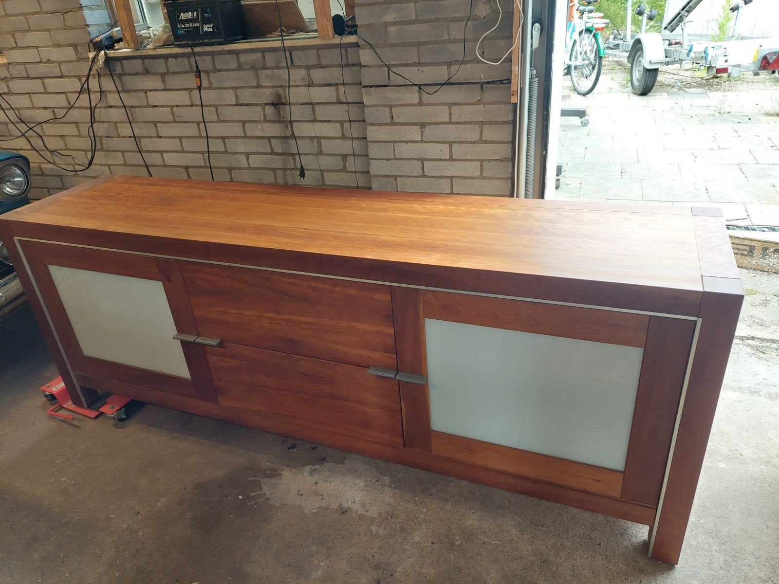 Kersenhouten dressoir Hans Daalder Roots met melkglas, Ophalen, Gebruikt, Modern, strak, robust, melkglas, design, Met lade(s)