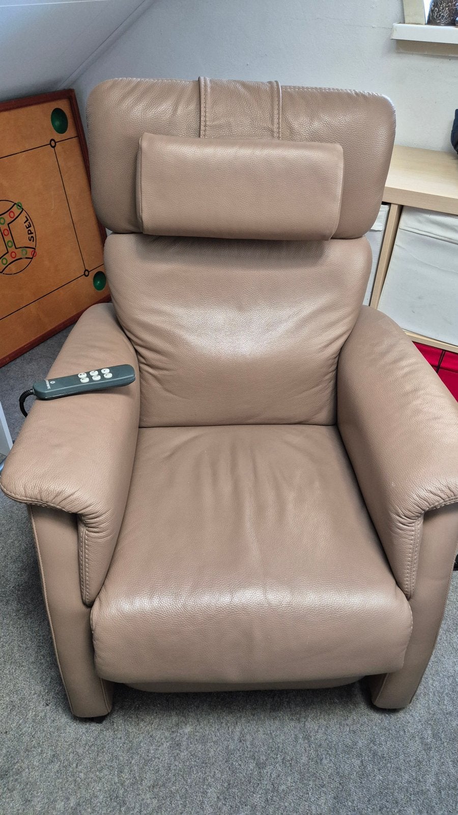 Prominent leren Sta-op-stoel, taupe, Huis en Inrichting, Fauteuils, Ophalen, Zo goed als nieuw, Minder dan 75 cm, 50 tot 75 cm
