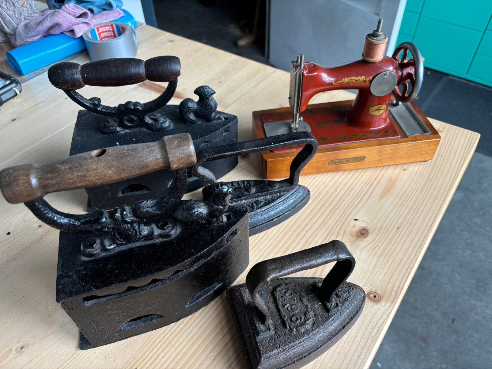 4 stuks strijkijzer 1 naaimachine ( decoratie ), Ophalen