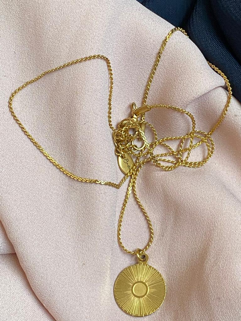 Goudkleurig ketting met zon hanger, Ophalen of Verzenden, Zo goed als nieuw, Goud, Met hanger