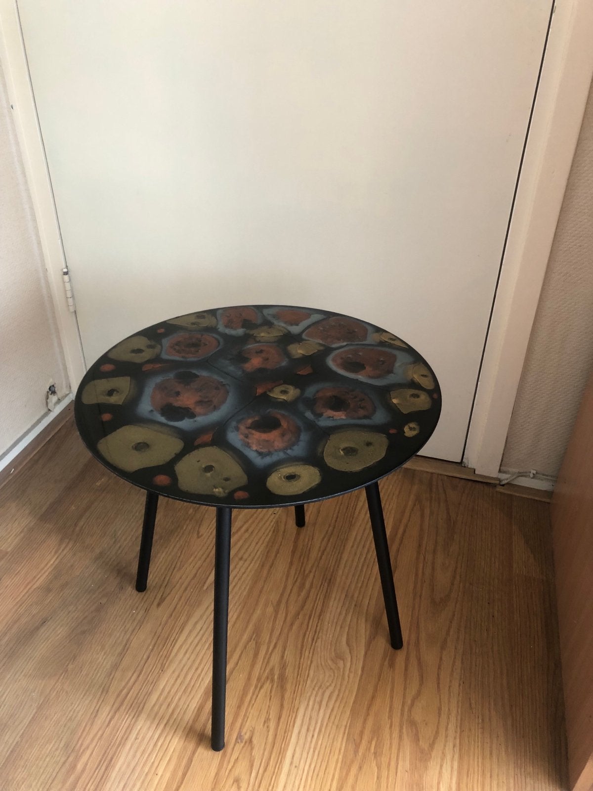 Uniek bijzettafeltje 40x40x40 met epoxy en metalen poten, Minder dan 55 cm, Rond, Nieuw, Ophalen of Verzenden