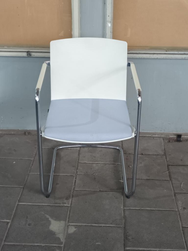 Moderne cantilever stoel met armleuningen, Ophalen, Gebruikt, Wit, Metaal
