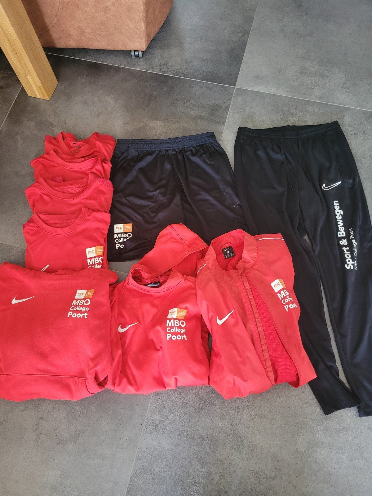 Nike MBO College Poort Sportkleding Set (Rood/Zwart), Ophalen, Nike, Overige maten, Voetbal