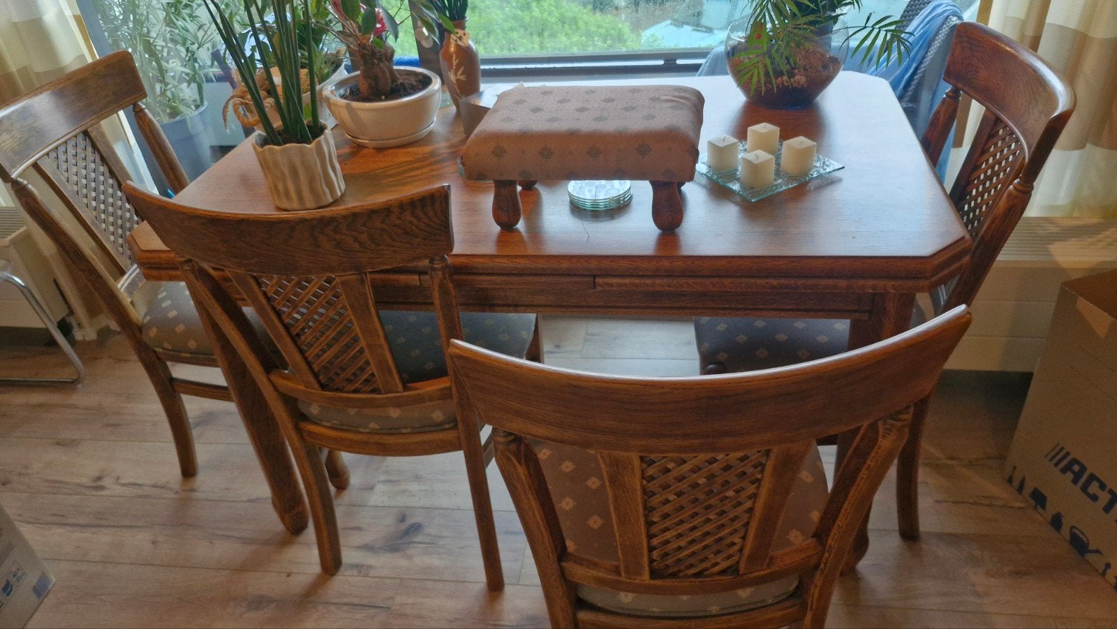 Uitschuifbare eettafel eiken met 4 stoelen, Ophalen