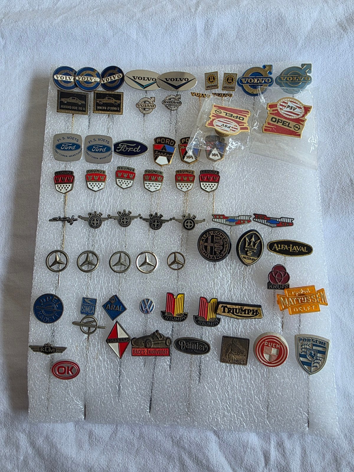 Verzameling vintage auto- en motoremblemen/speldjes, Verzamelen, Ophalen, Gebruikt, Auto's