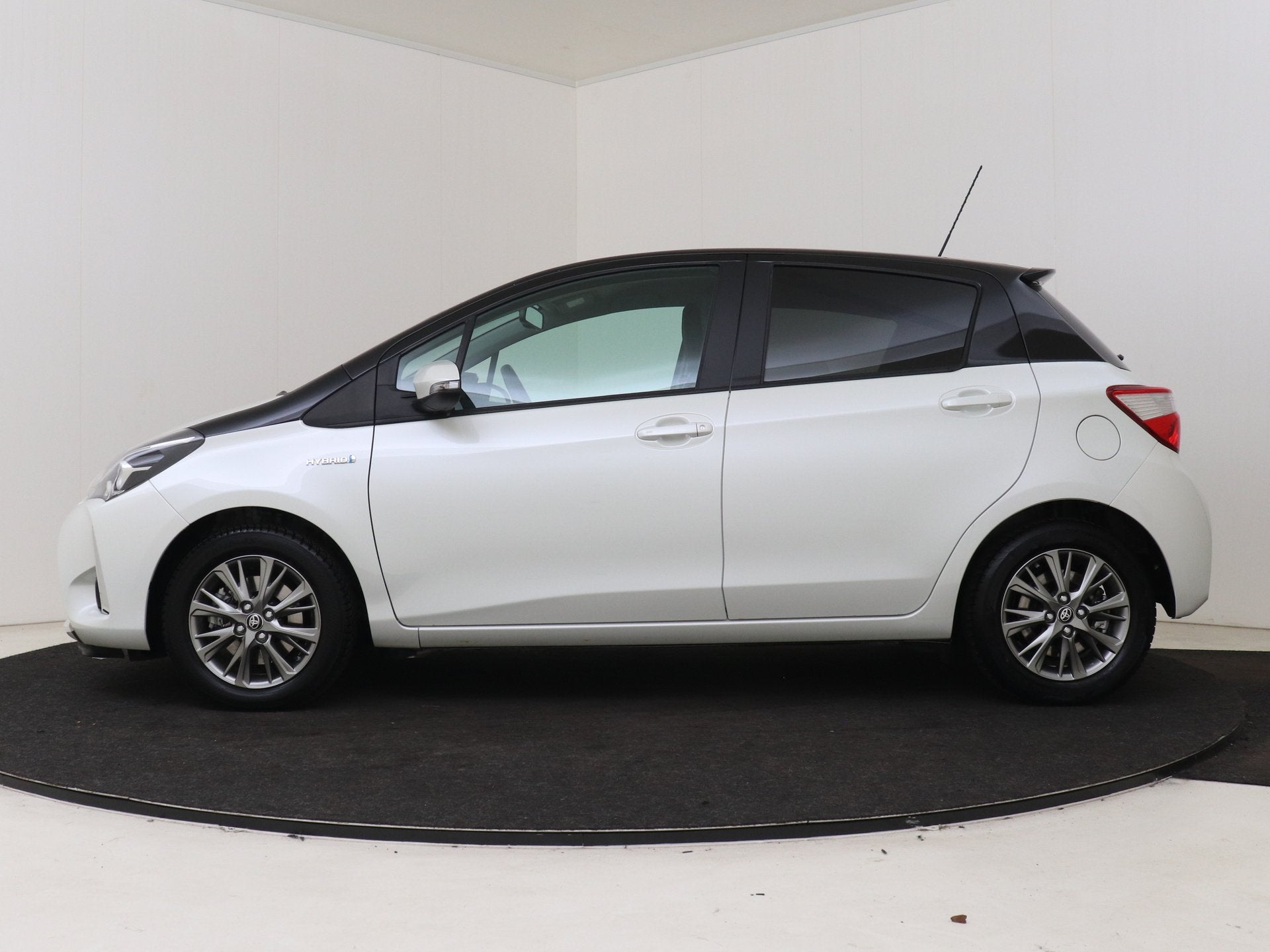 Toyota Yaris 1.5 Hybrid Dynamic Bi-Tone | Dealer onderhouden, 12 maanden, 4 cilinders, Wit, Origineel Nederlands