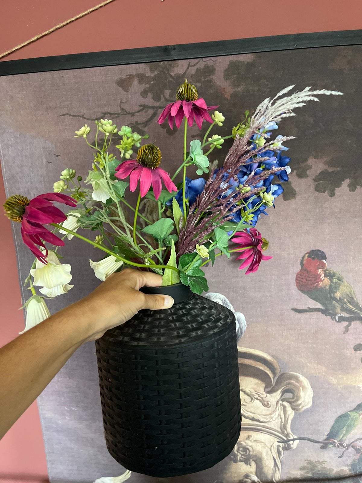 Zwarte rieten vaas met kunstbloemen, Huis en Inrichting, Ophalen, Gebruikt, Met patroon/structuur, Zwart
