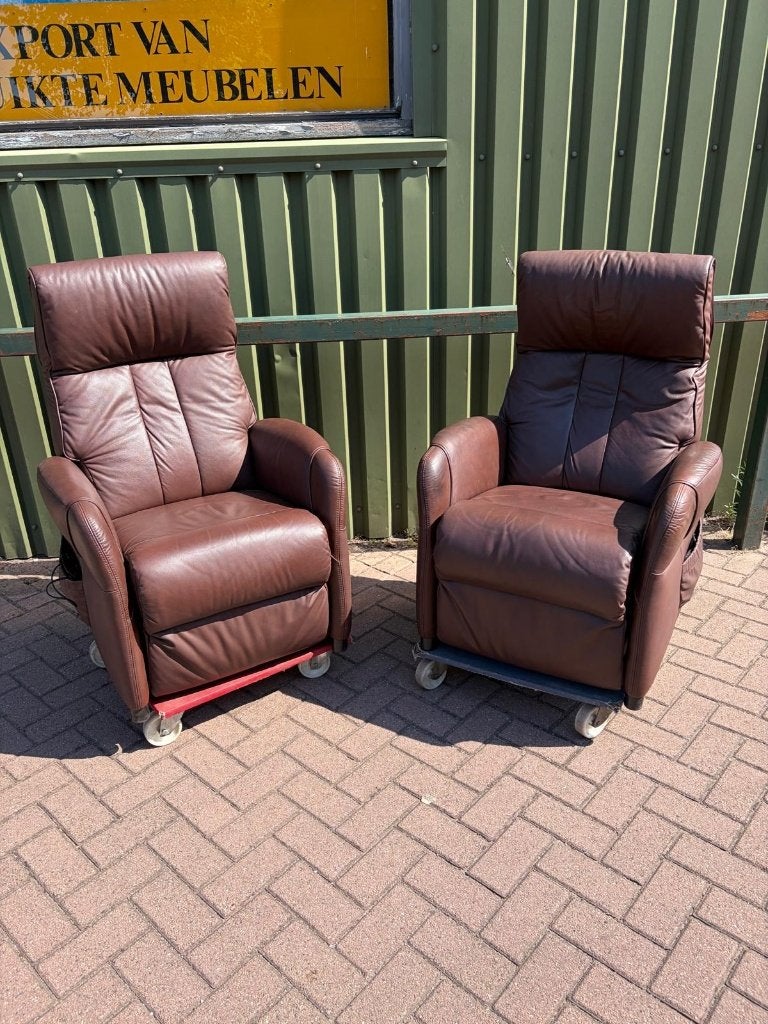 2x Bruine Leren Relaxfauteuils, Ophalen, Zo goed als nieuw, 50 tot 75 cm, Leer