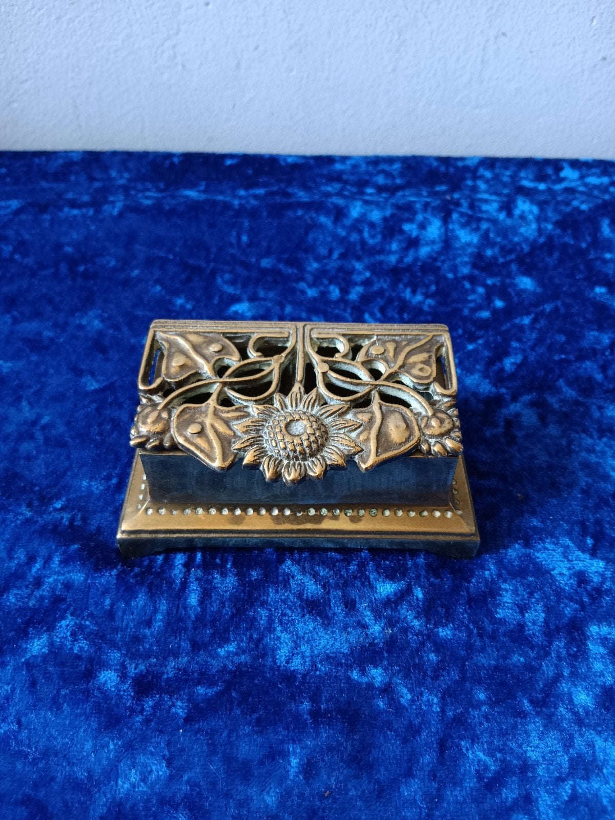 Antiek messing Engels postzegeldoosje met zonnebloemdecor, Ophalen of Verzenden