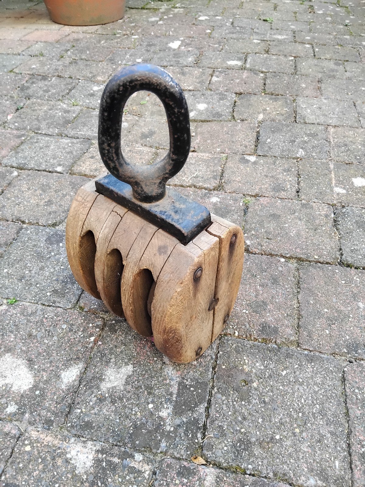 Authentieke houten katrol met ijzeren handvat, Ophalen
