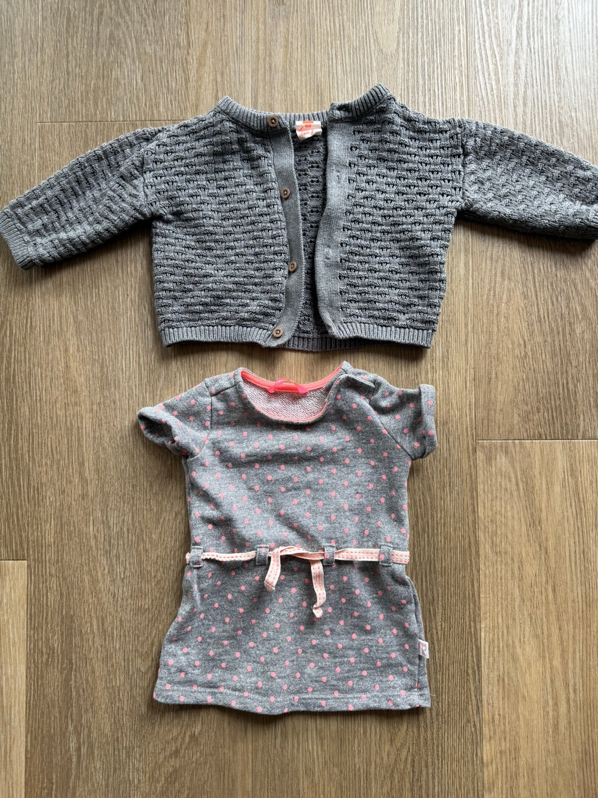 Lief grijs jurkje met grijs vestje Hema mt 68 samen €1,75, Kinderen en Baby's, Ophalen of Verzenden, Gebruikt, Meisje, Jurkje of Rokje