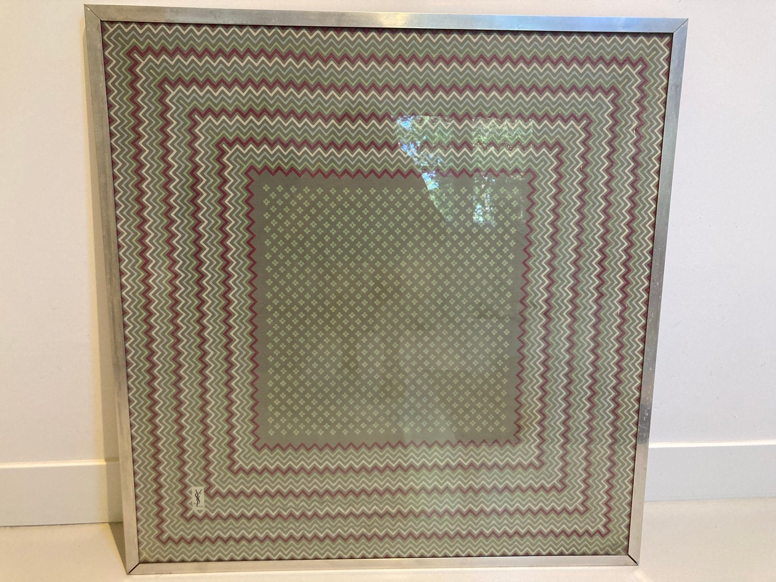 Ingelijste sjaal van Yves Saint Laurent, Antiek en Kunst, Overige onderwerpen, Vintage, Ophalen, Achter glas