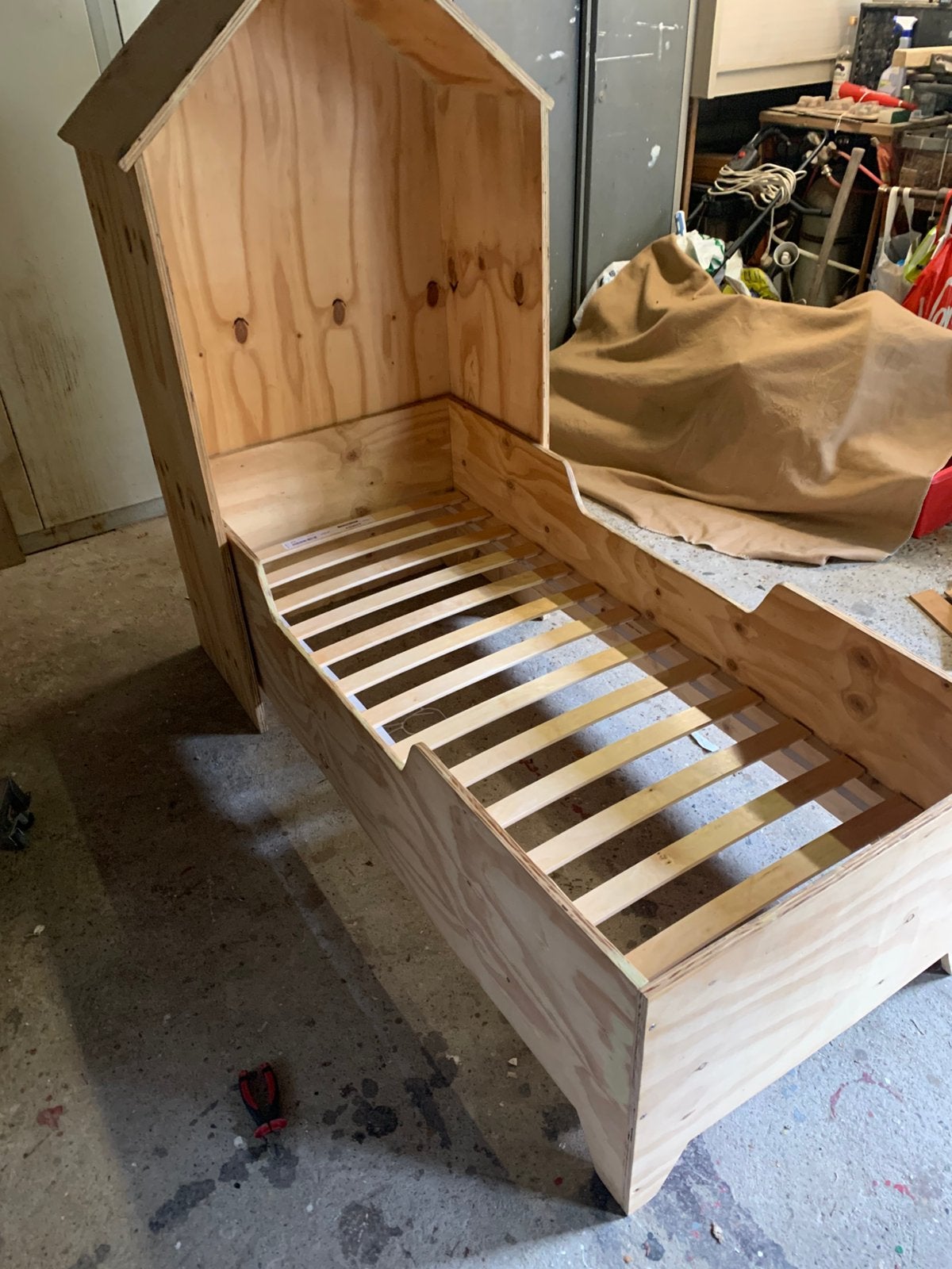 Kinderbed houten huisje, Ophalen, Zo goed als nieuw, 180 cm of meer, 70 tot 85 cm
