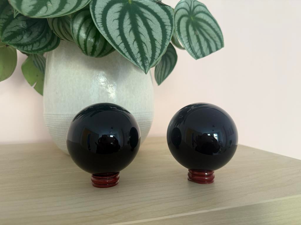 2 Zwarte Obsidiaan Bollen  ( 9 cm) met houten standaard, Ophalen of Verzenden, Overige typen