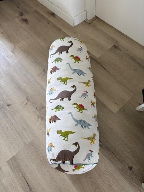 Ikea kussenrol   dino  Jattelik  hoes netjes gewassen, Overige kleuren, Jongetje of Meisje, Ophalen of Verzenden, Zo goed als nieuw