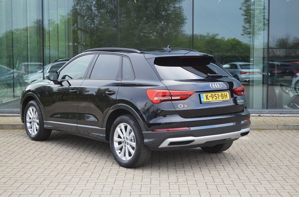 Audi Q3 35 TFSI edition one | Trekhaak | Dodehoek detectie|, 4 cilinders, 150 pk, 1505 kg, Zwart