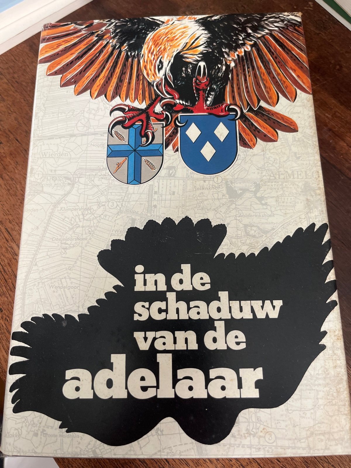 In de schaduw van de adelaar - Oorlogsjaren Almelo Wierden, Ophalen of Verzenden, Tweede Wereldoorlog, Gelezen, Overige onderwerpen
