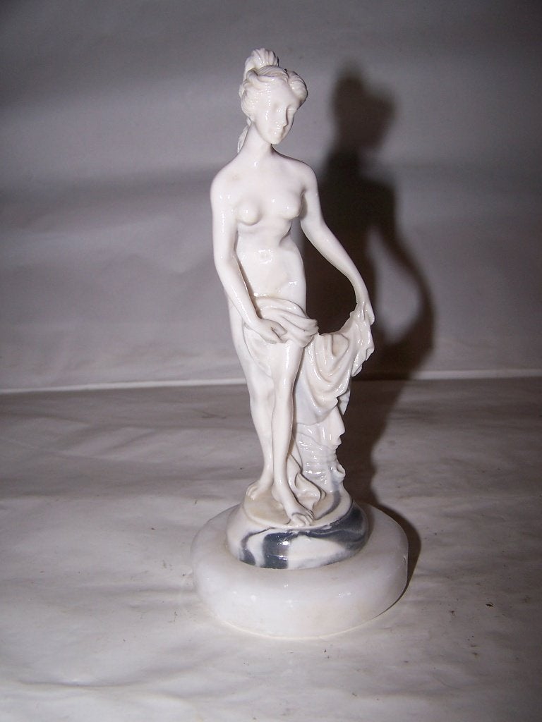 Prachtig marmeren beeldje badende Venus. Nieuwstaat. H.17cm., Ophalen of Verzenden, Zo goed als nieuw, Mens