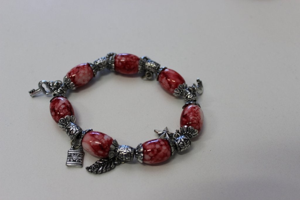 Armband met rode kralen en zilverkleurige bedels, Overige materialen, Gebruikt, Ophalen of Verzenden, Met bedels of kralen