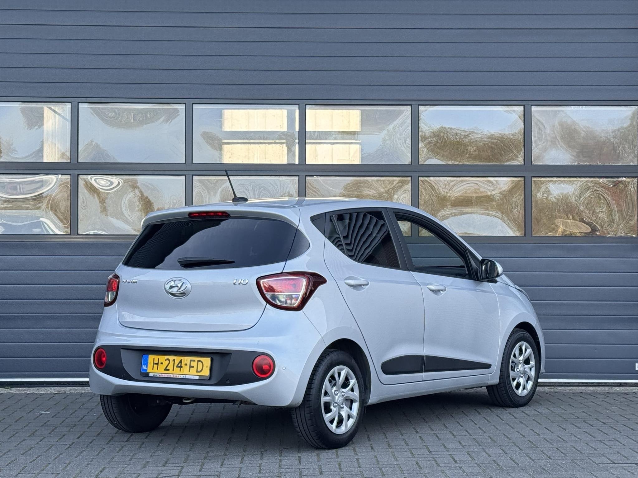 HYUNDAI I10 1.0I PREMIUM I APPLE CARPLAY I CLIMATE CONTROL I, Auto's, Stof, Gebruikt, Met garantie (alle), 4 stoelen
