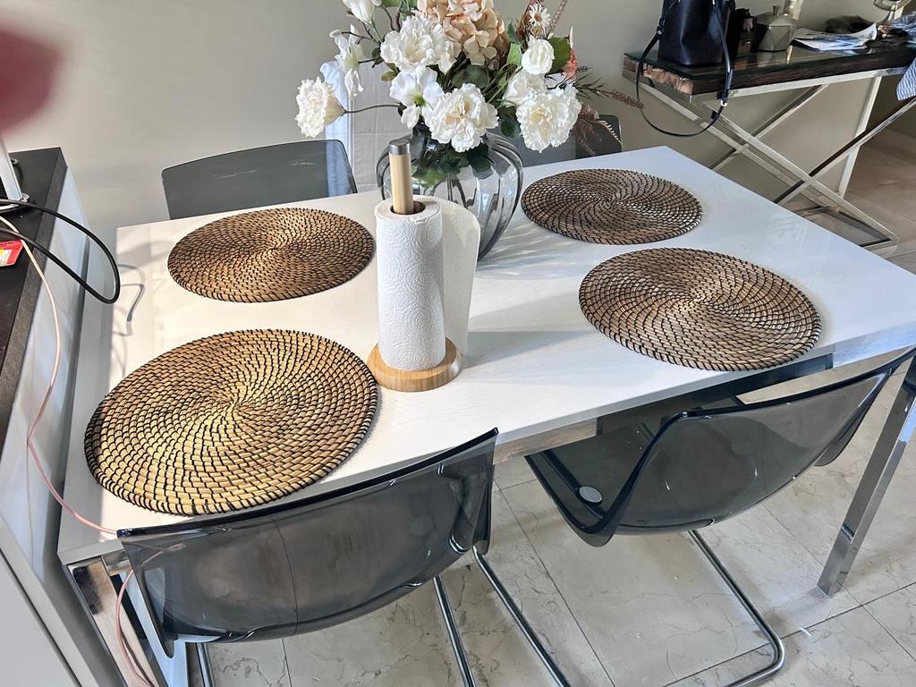 Witte eettafel met vier moderne stoelen, Kunststof, Gebruikt, 100 tot 150 cm, Tot twee personen
