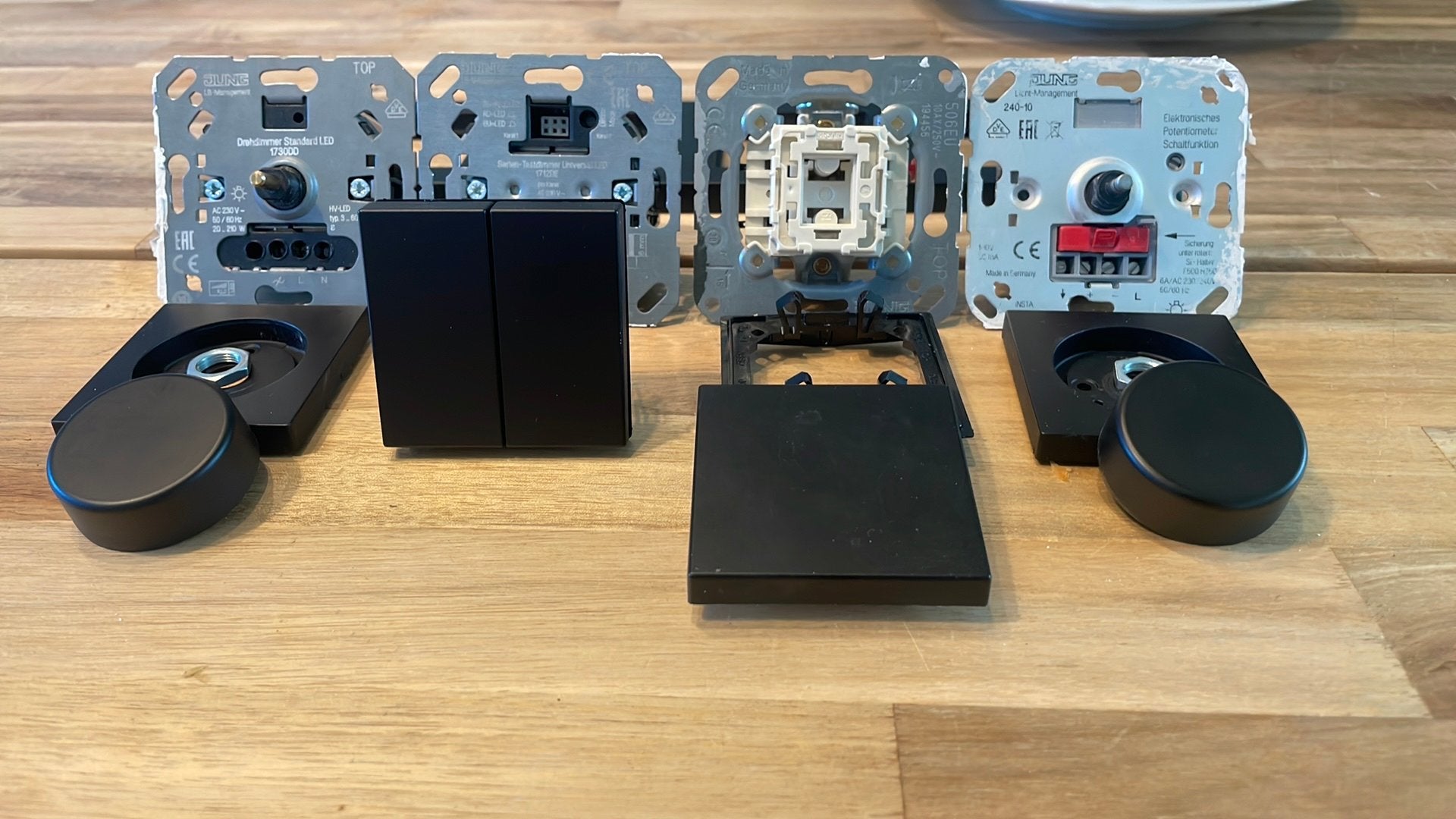 JUNG set met oa LED dimmer, LED serie-tastdimmer, potmeter, Doe-het-zelf en Verbouw, Elektra en Kabels, Ophalen of Verzenden, Zo goed als nieuw