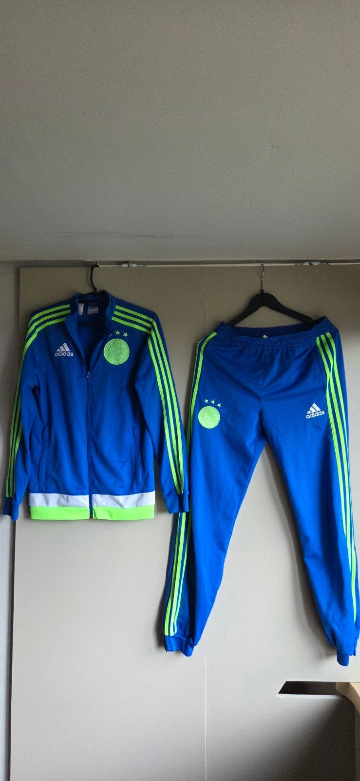 Ajax Trainingspak Maat 164 - Blauw met Neon Groen, Kleding | Heren, Sportkleding, Zo goed als nieuw, Voetbal, Overige maten, Blauw