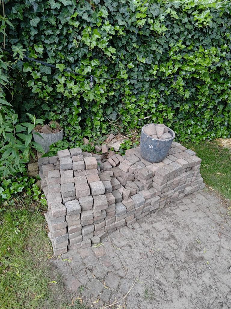 Gratis bont gekleurde natuurstenen terrasstenen 10x10x5 cm, Ophalen, Gebruikt, Klinkers, Natuursteen