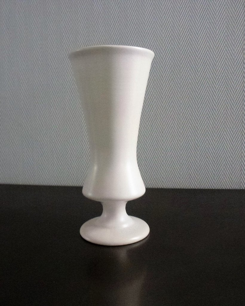Gouda witte matte gave vaas flora keramiek Gouda ‘80, Matte afwerking, Wit, Ophalen of Verzenden, Zo goed als nieuw