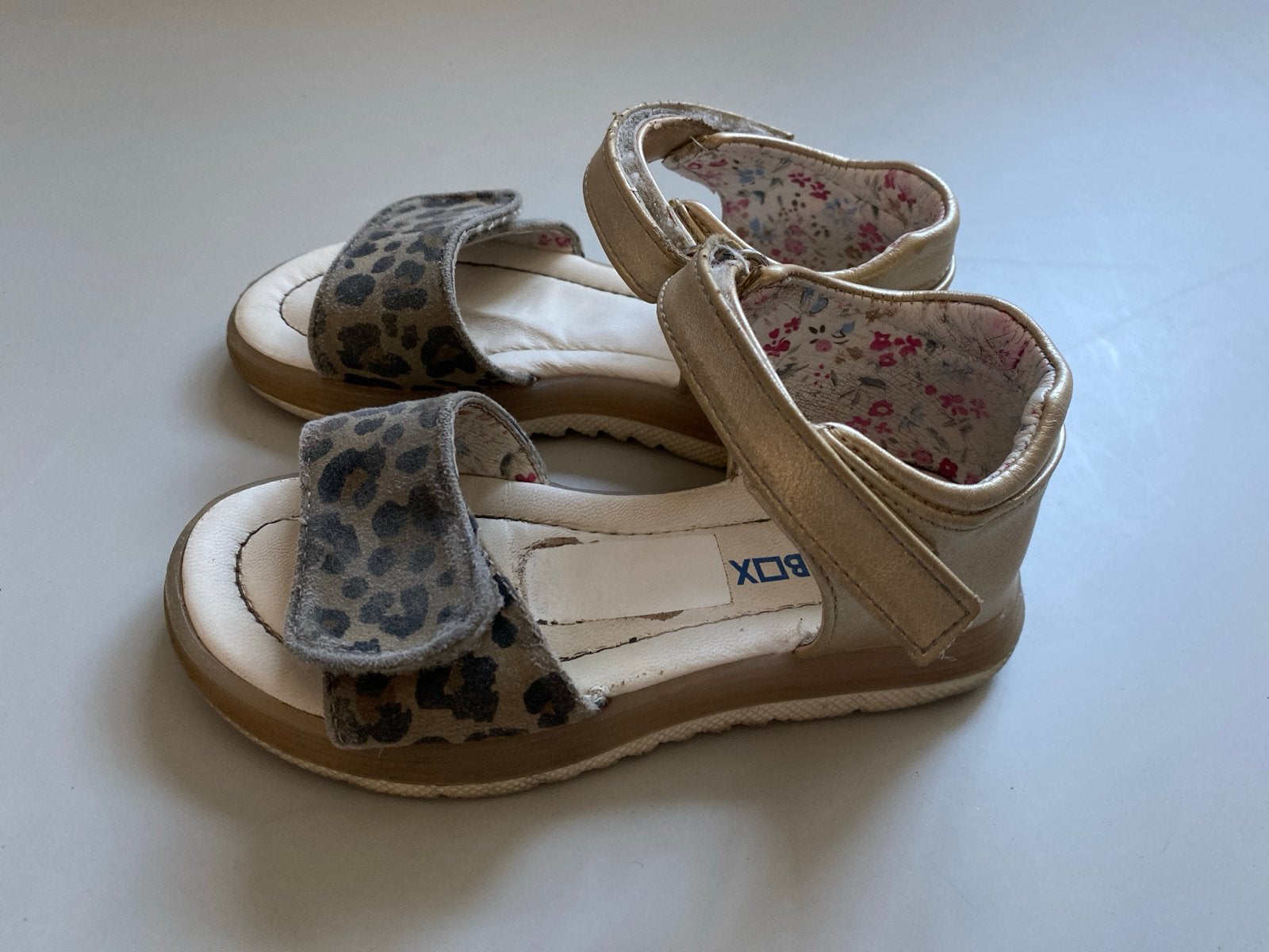 Gouden sandalen met luipaardprint voor meisjes, maat 28, Ophalen, Gebruikt, Meisje, Schoenen