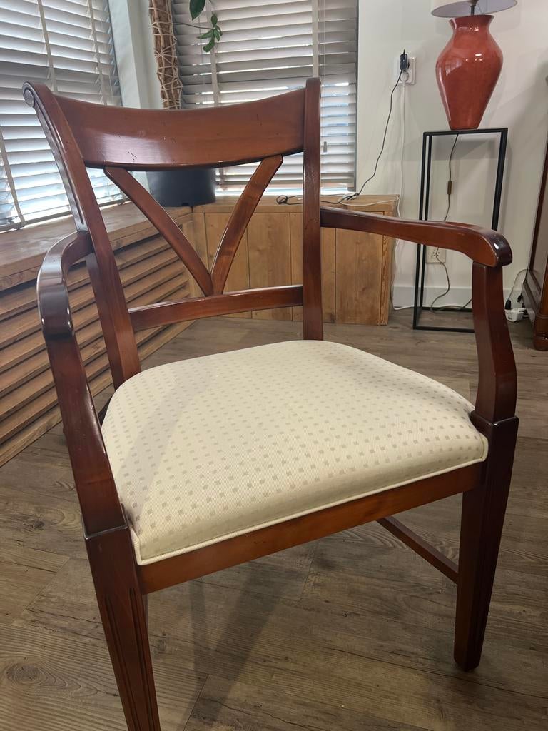 Klassieke houten armstoel met gestoffeerde zitting, Ophalen